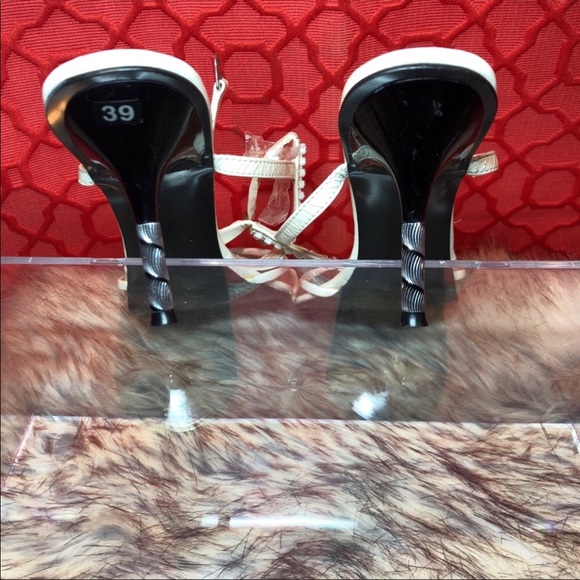 VINTAGE VALENTINO white white and silver heels - Picture 6 of 7